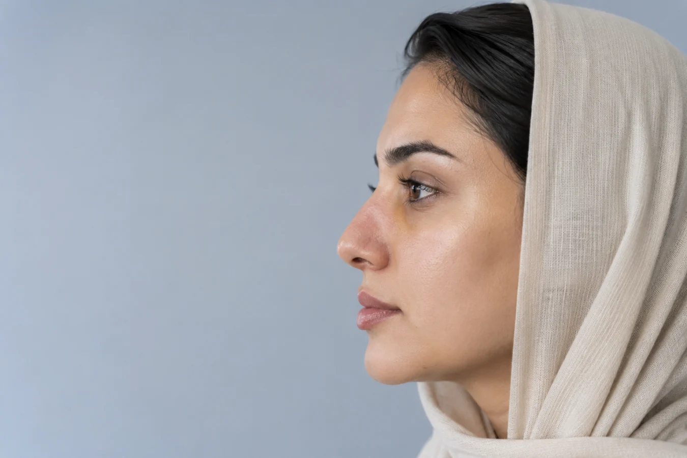 نمای نیم‌رخ بیمار در دوره ترمیم و ورم بعد از عمل بینی